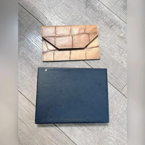 Dooney & Bourke Tan Embossed Leather Clasped Wallet LIKE NEW - Picture 4 of 4